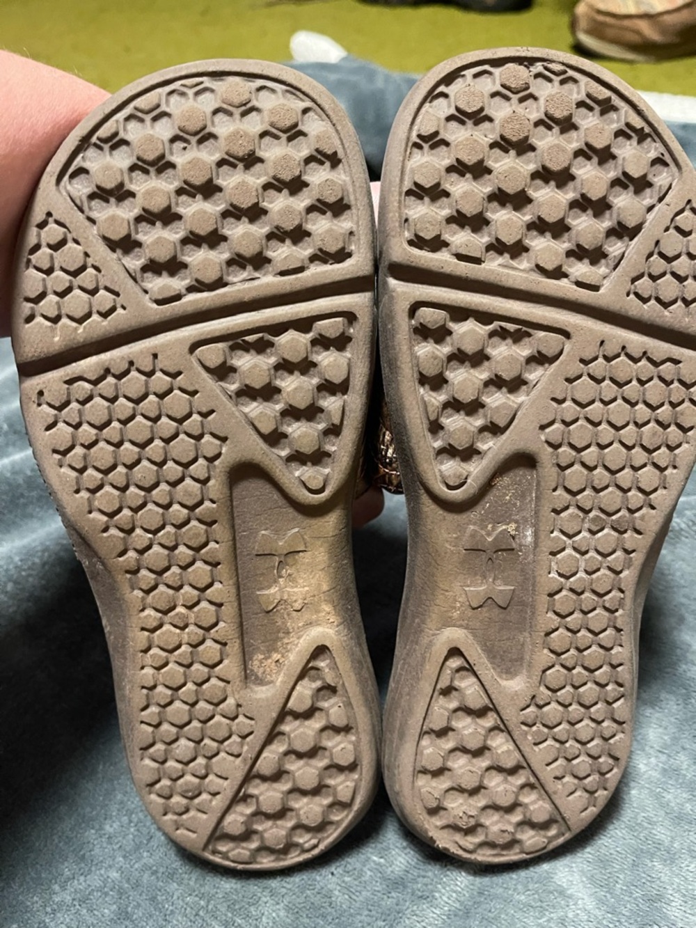 Under Armour Camouflage SZ 5 Y  Girls Flip Flops, Preowned. excellent condition. - Picture 3 of 5
